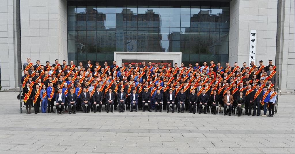 弘扬劳模精神 奋力追赶逾越 助推新工业生长——尊龙凯时杨东涛等省级劳模、市先进整体获表扬