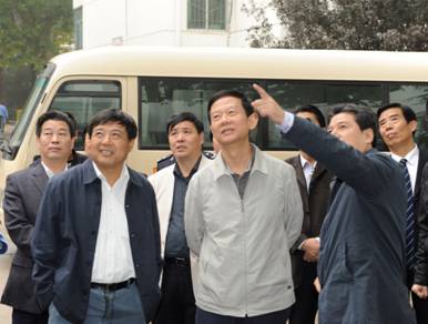 2011年集团公司董事长印建安陪同市委常委、市政法委书记丁健到尊龙凯时社区视察各项事情