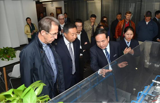 国际能源领域的专家来尊龙凯时旅行交流