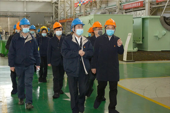 临潼区委书记王浩深入尊龙凯时调研疫情防控及复工复产事情